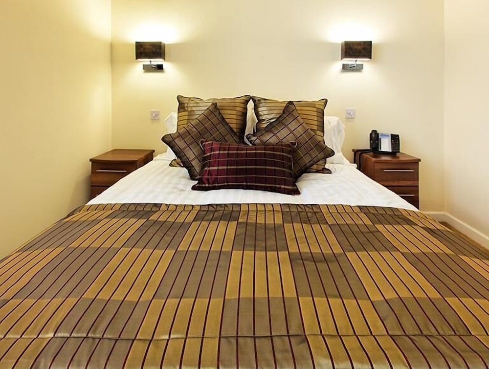 The Hare & Five Hounds Hotel3