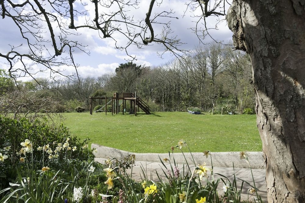 Burton Farmhouse0