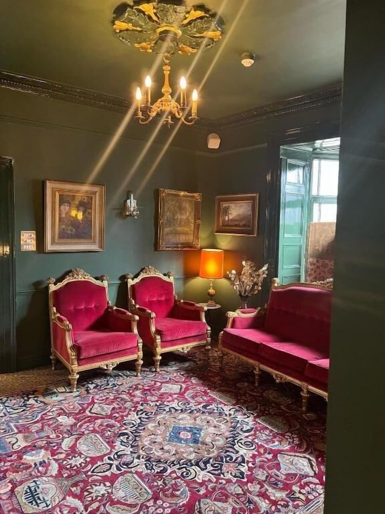 Queens Court Hotel4