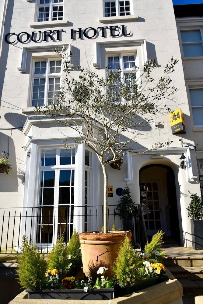 Queens Court Hotel0