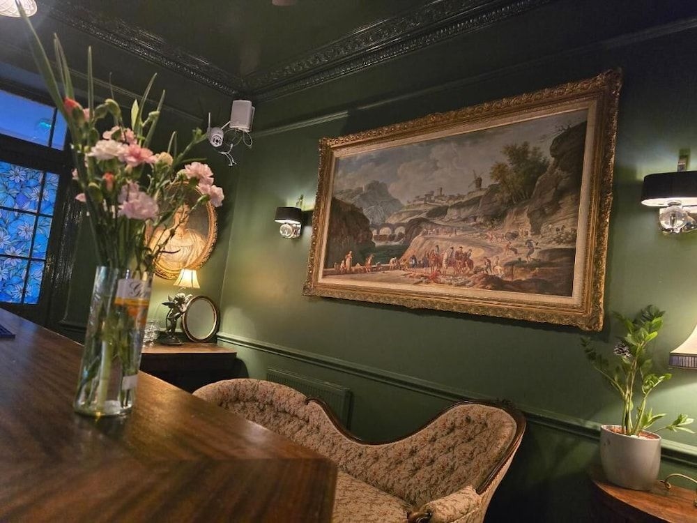 Queens Court Hotel3