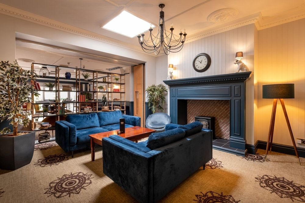 Carlton Manor2