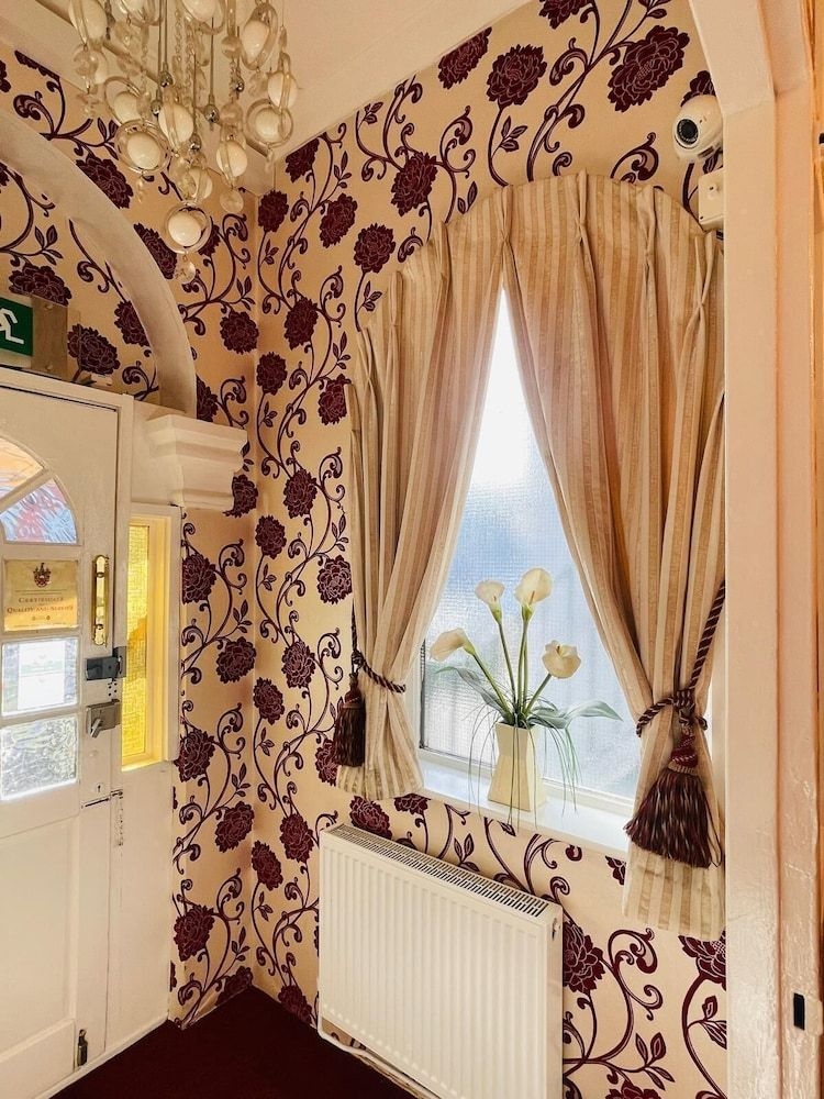 Crompton Guest House3