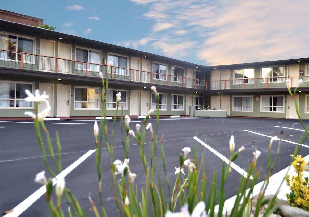 Thunderbird Lodge3