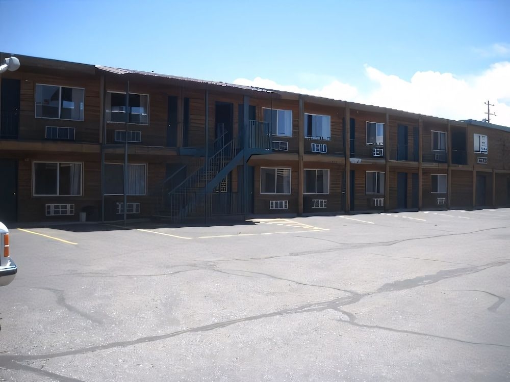 Yellowstone Country Inn3