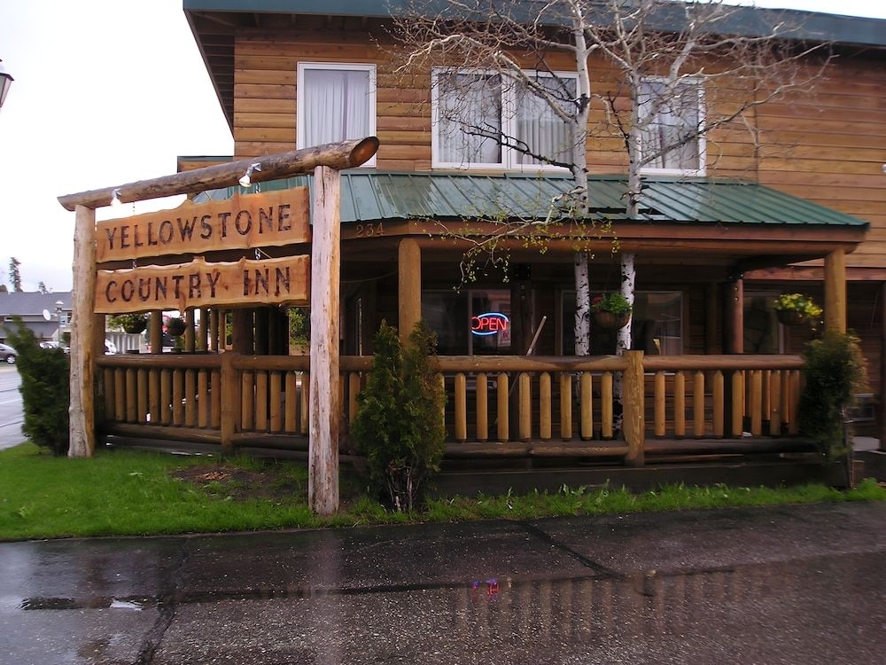 Yellowstone Country Inn0