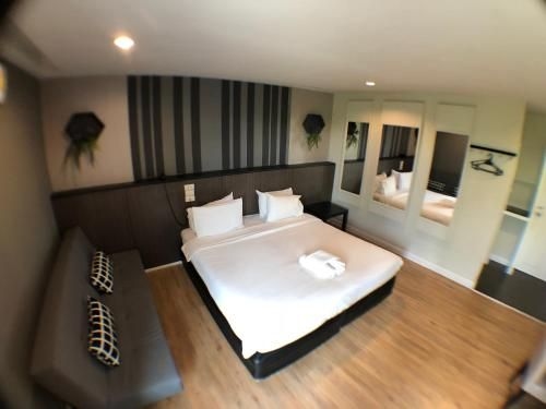 The Paragon Inn0