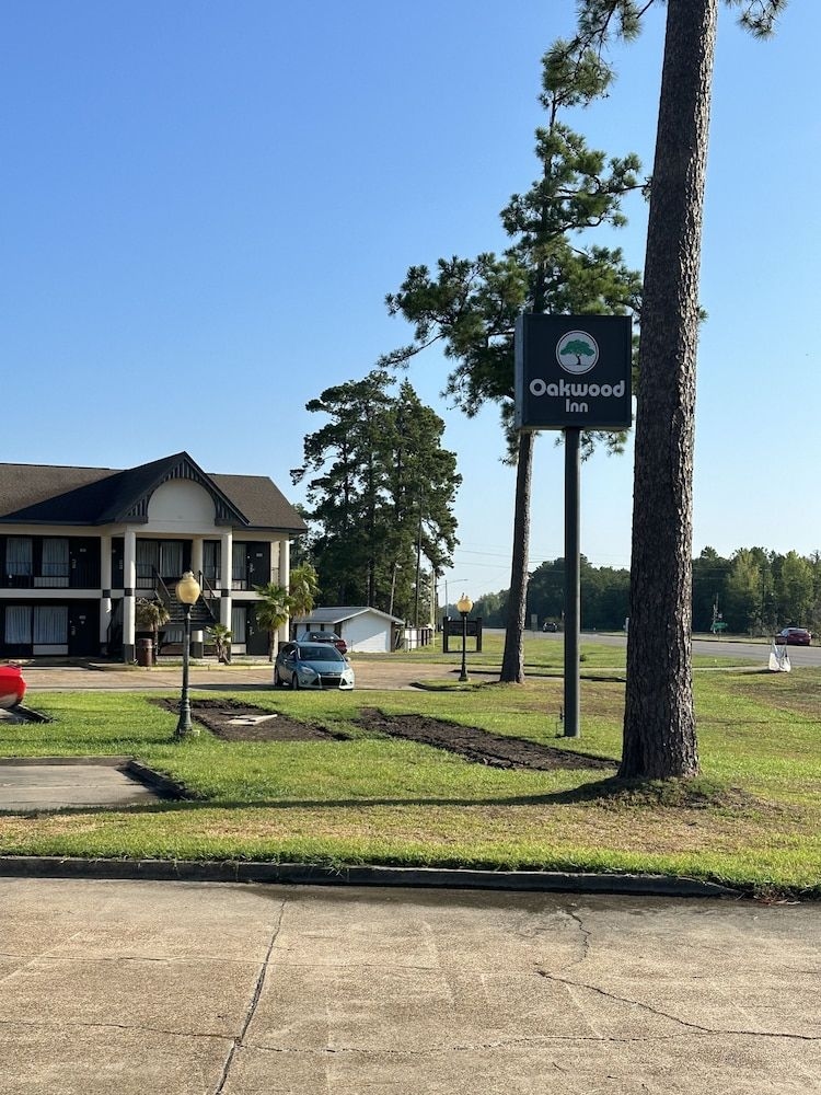 Oakwood Inn Oakdale1