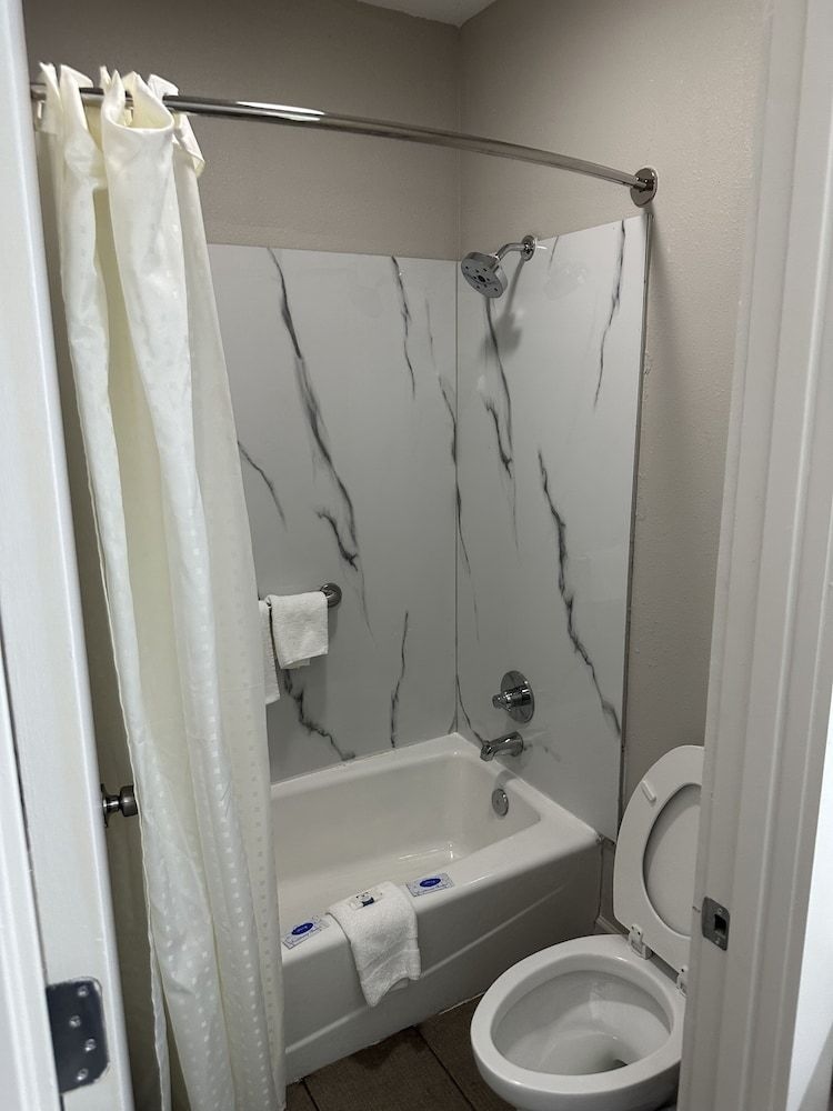 Oakwood Inn Oakdale4