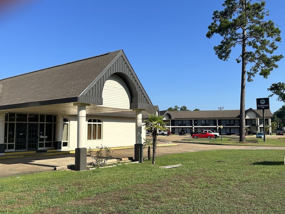 Oakwood Inn Oakdale2