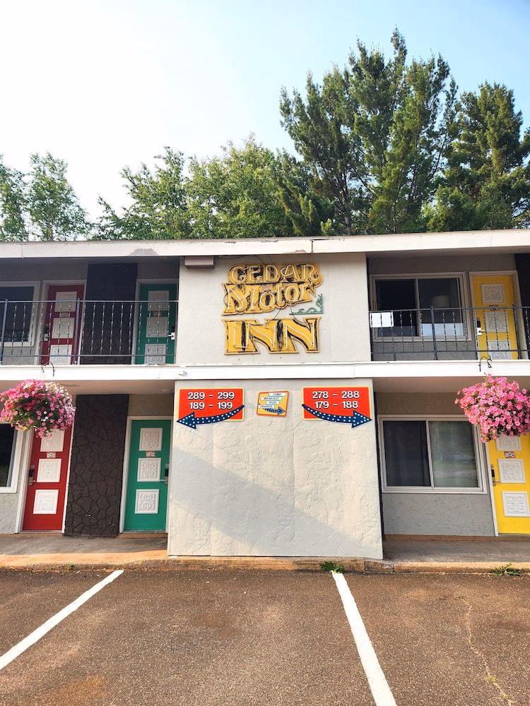 Cedar Motor Inn1