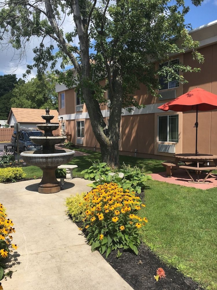 AAshram Hotel by Niagara River4