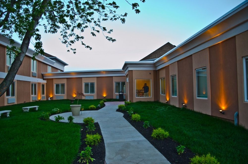AAshram Hotel by Niagara River0