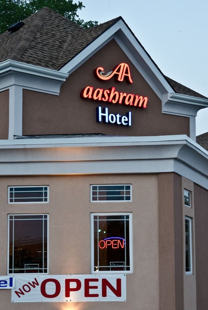 AAshram Hotel by Niagara River2