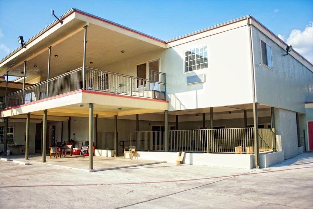 Whispering Palms Inn4