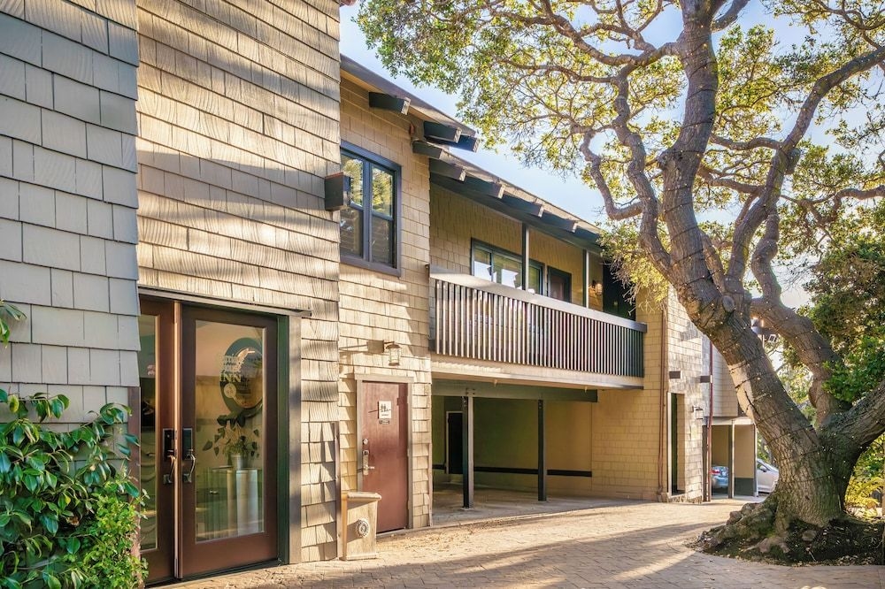 Carriage House Inn1