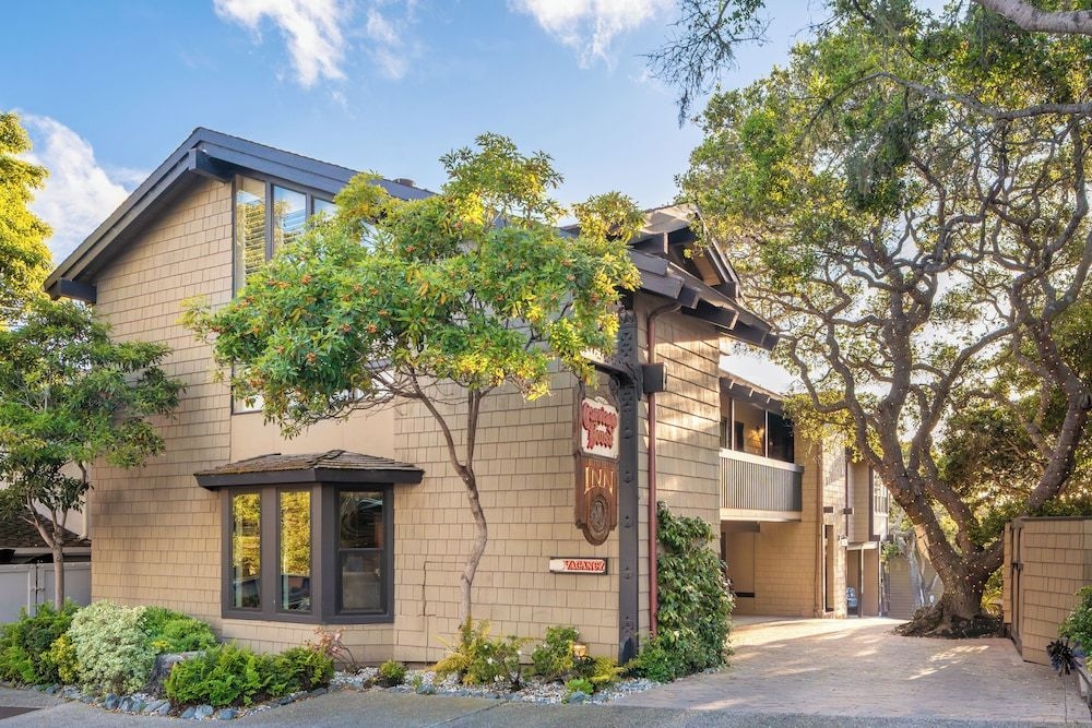 Carriage House Inn2