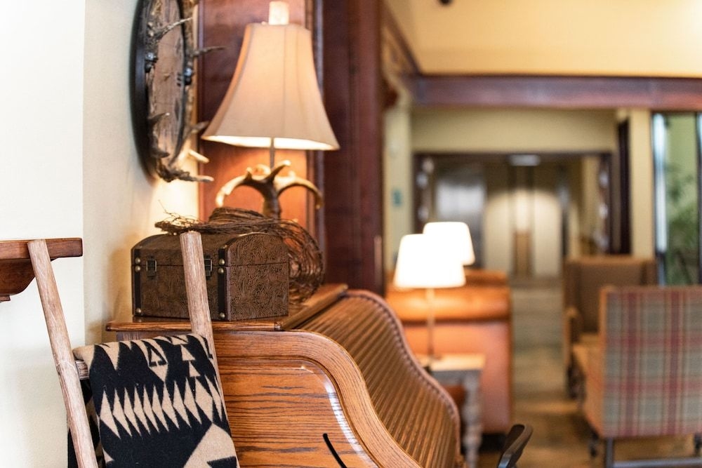 Oxford Suites Pendleton3