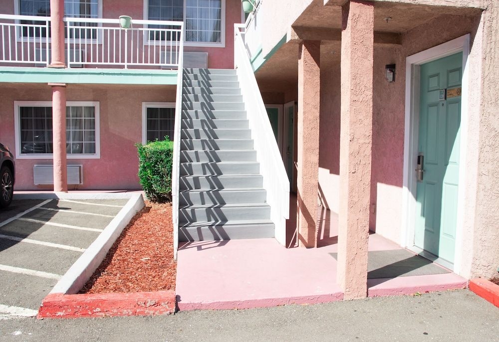 Discovery Inn0