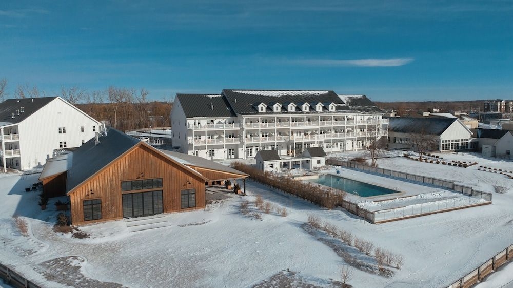 The Inn on the Lake0