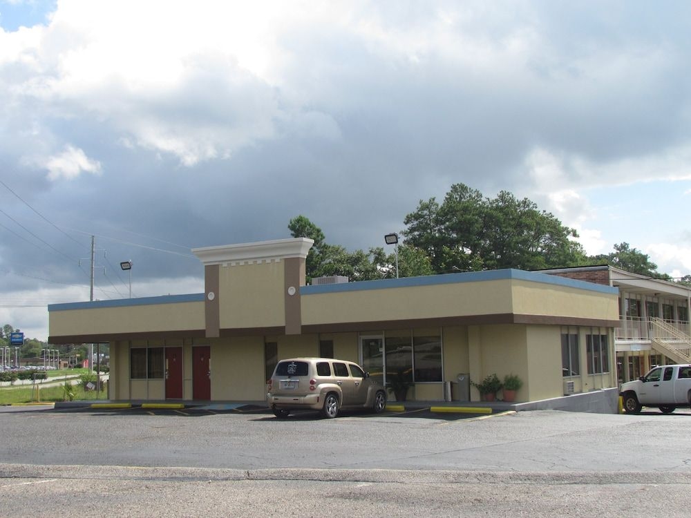 Red Carpet Inn4