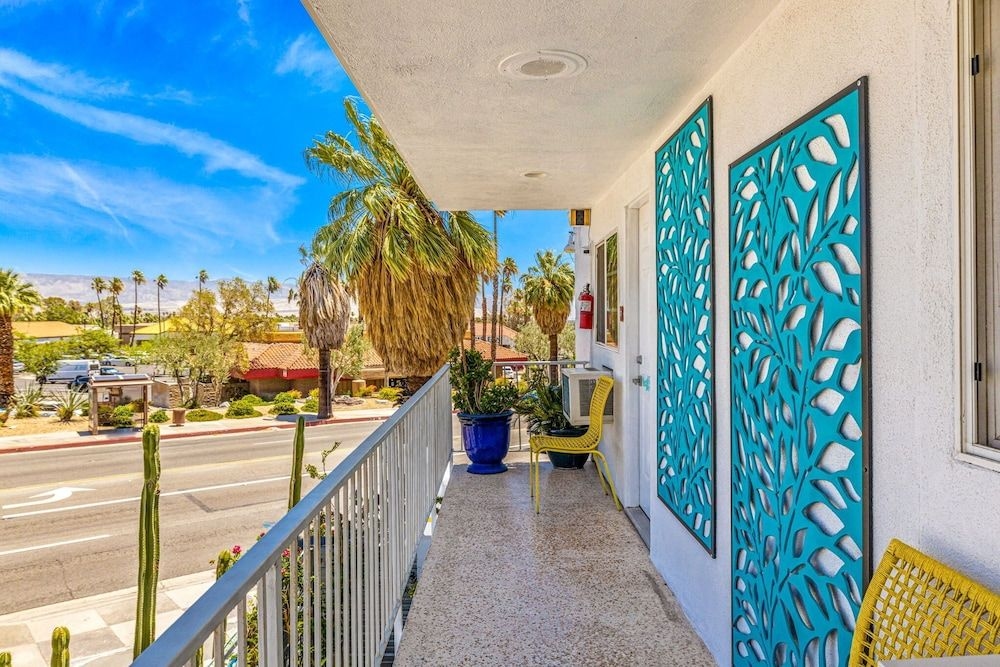 The New Palm Springs Inn2