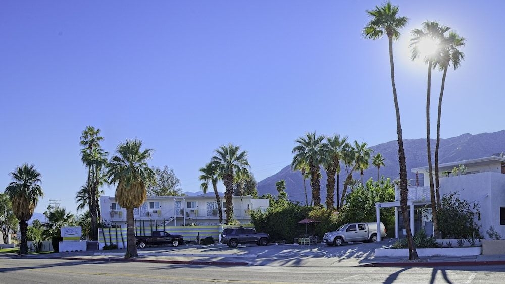 The New Palm Springs Inn4