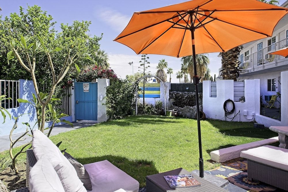 The New Palm Springs Inn3