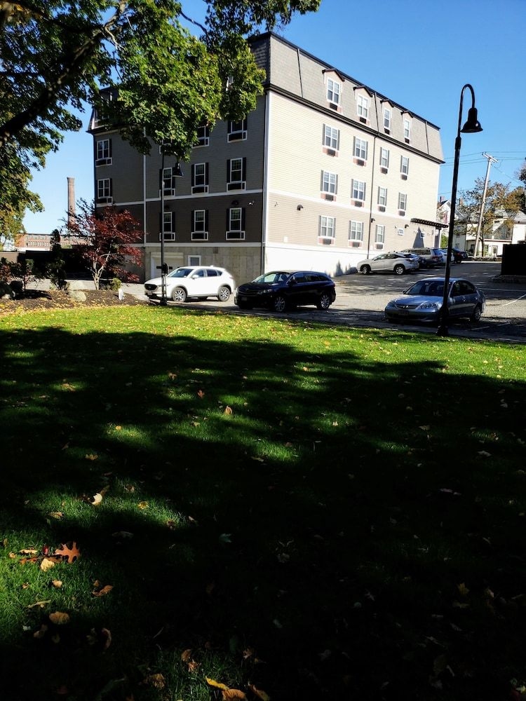 Crescent Suites Hotel0