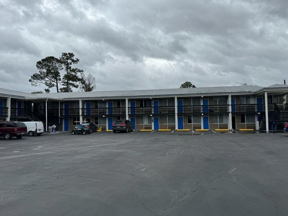 Gator Lodge0