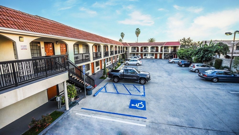 CHARIOT INN1
