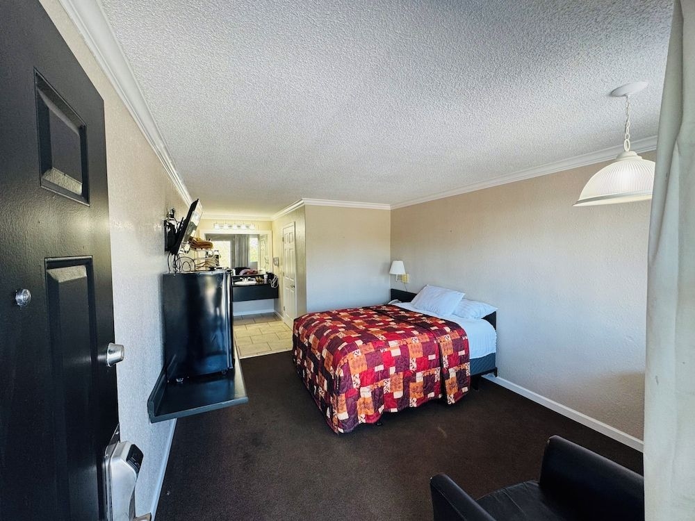 Oak Grove Inn4