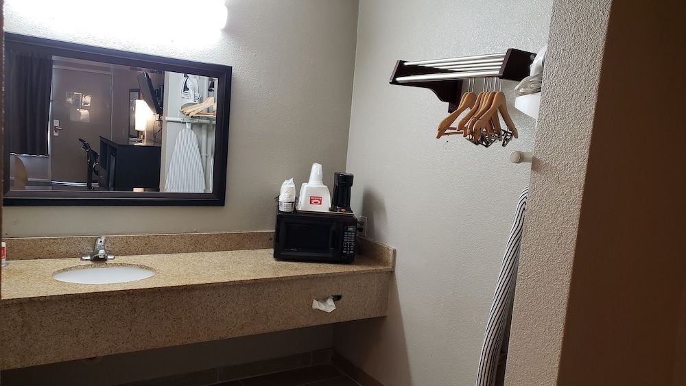 ECONO LODGE DONALSONVILLE3