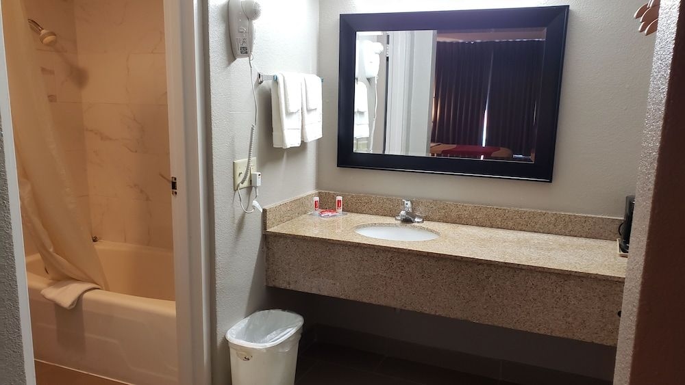 ECONO LODGE DONALSONVILLE4