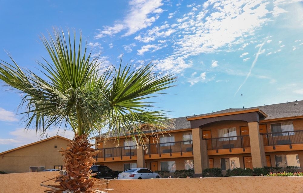 Budget Inn Suites1