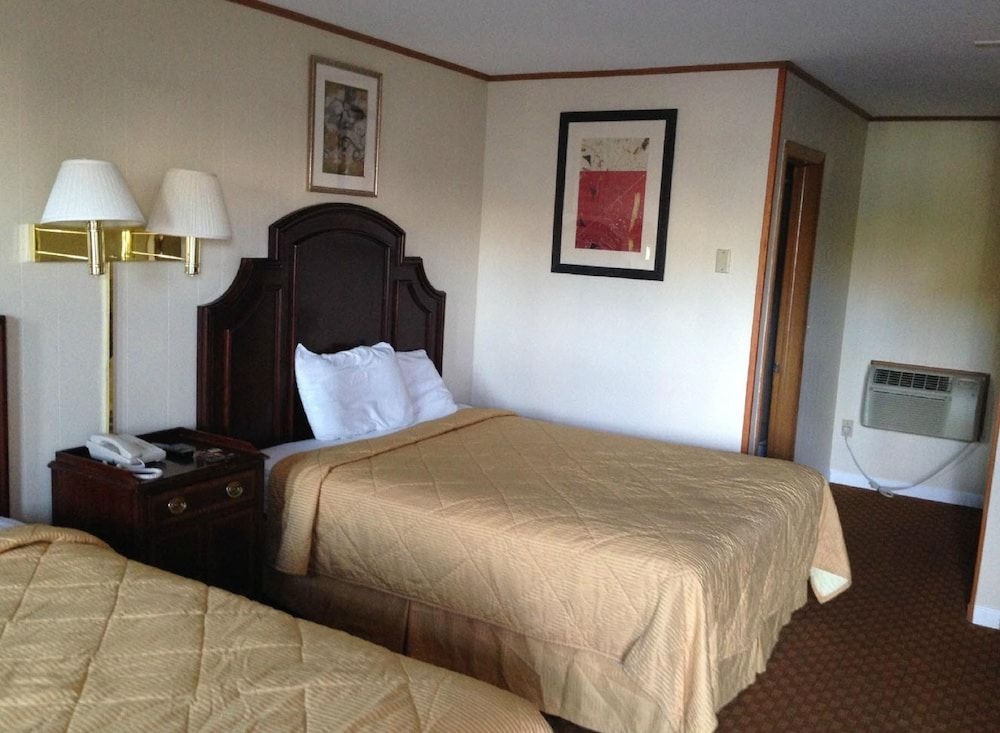 PINEAPPLE INN1