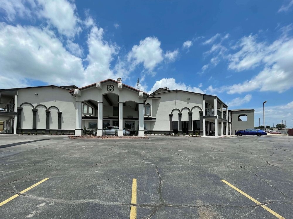 Tulsa Inn & Suites1