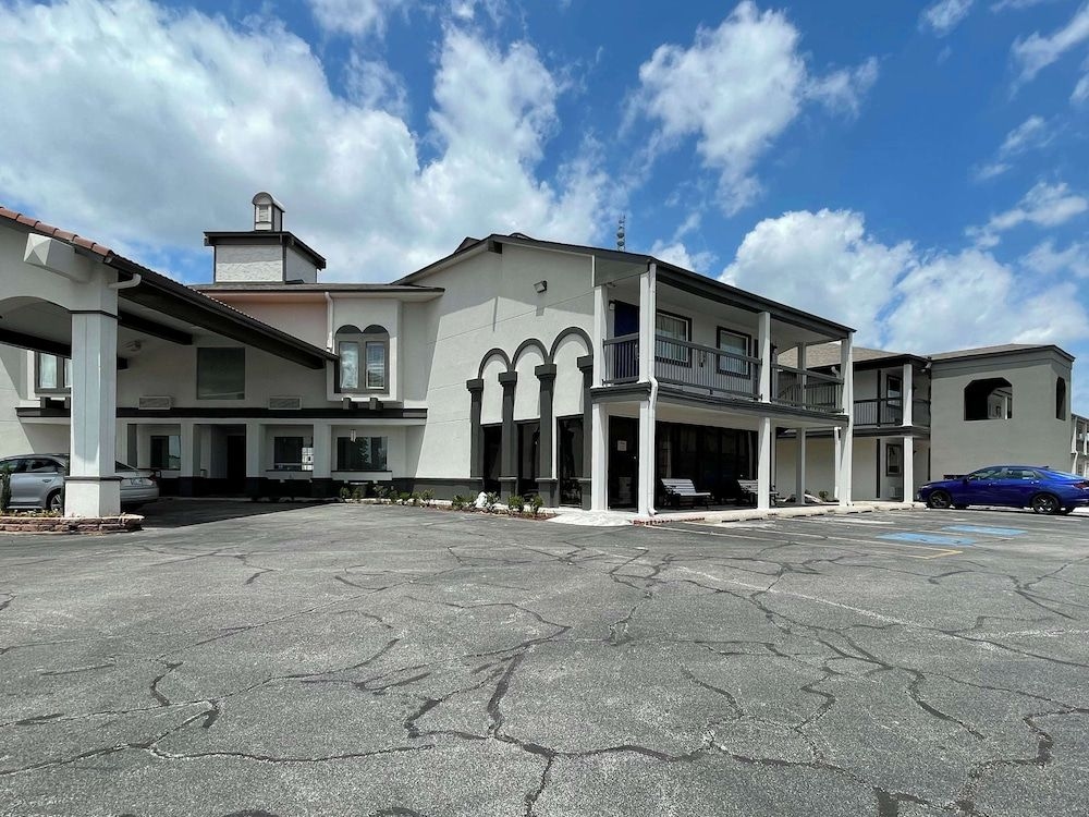 Tulsa Inn & Suites2