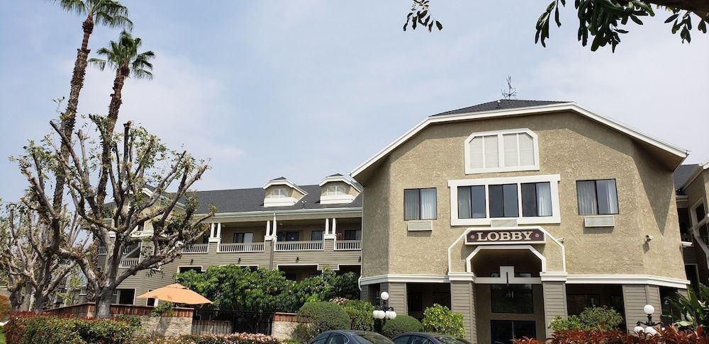 Oak Tree Inn4