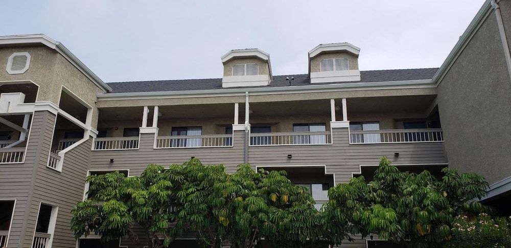 Oak Tree Inn0