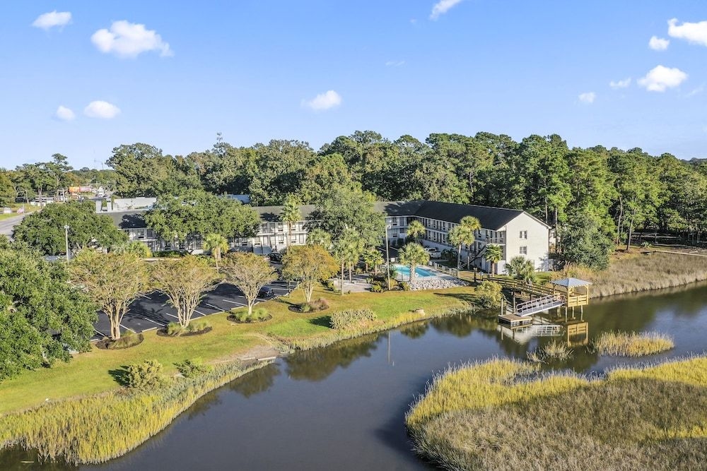 Creekside Lands Inn4