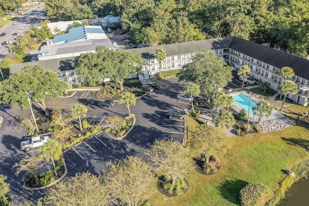 Creekside Lands Inn1