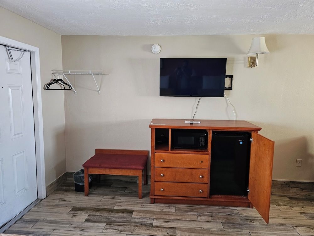 Three Oaks Motel4