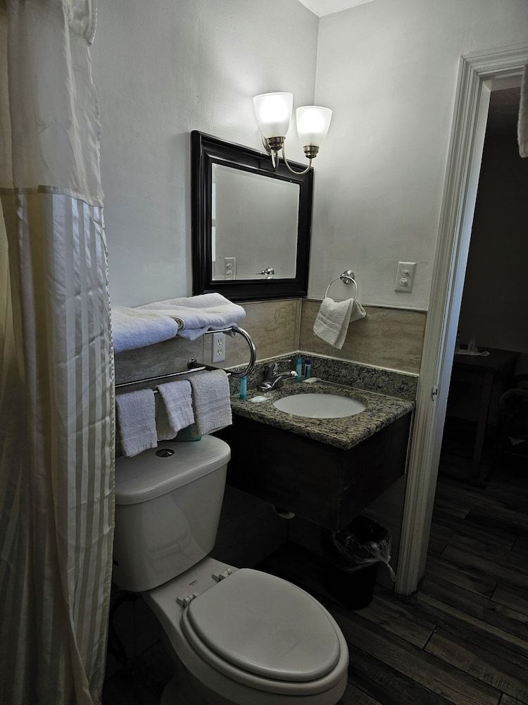 Three Oaks Motel3