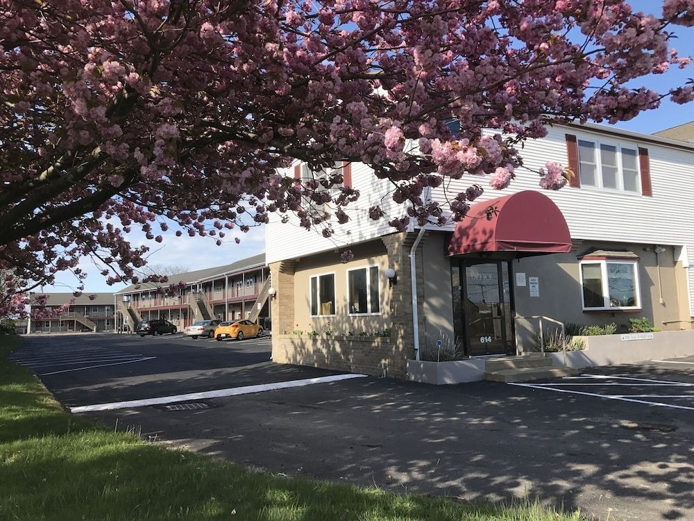 Hyannis Host Inn2