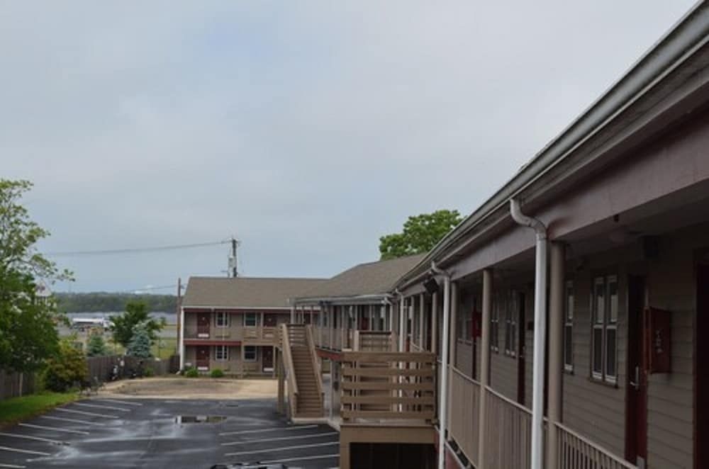 Hyannis Host Inn3
