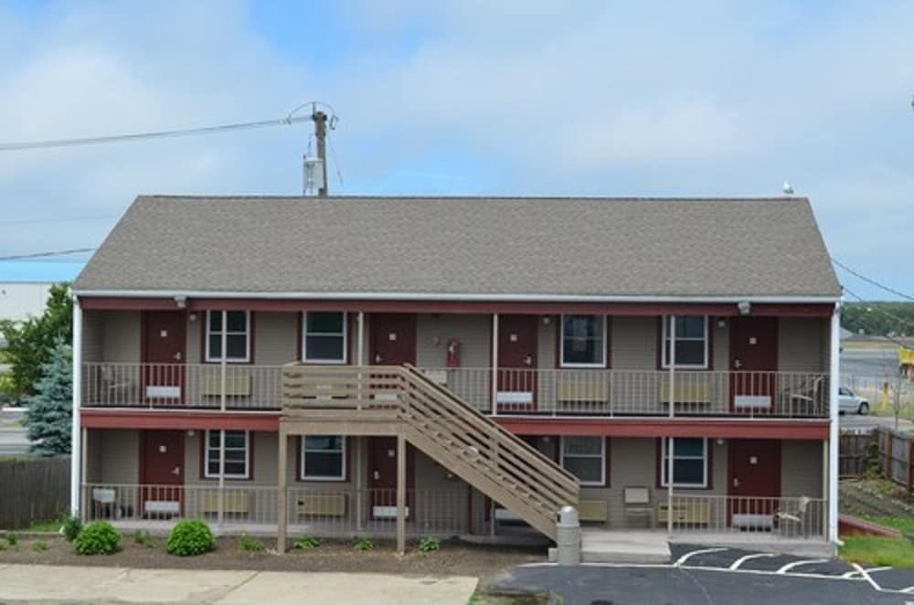 Hyannis Host Inn0