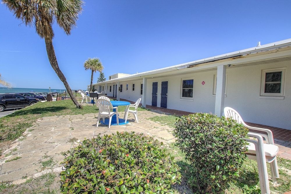 Daytona Shores Inn and Suites2