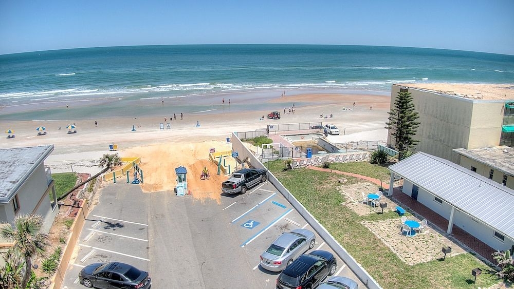 Daytona Shores Inn and Suites0