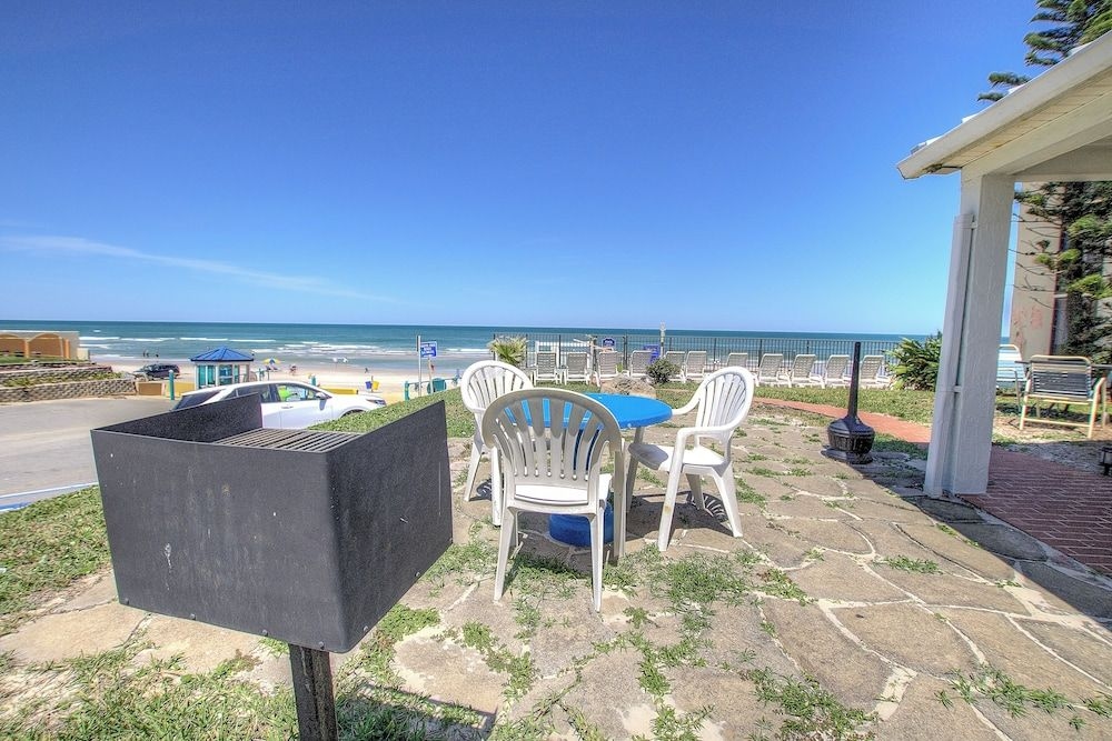 Daytona Shores Inn and Suites3